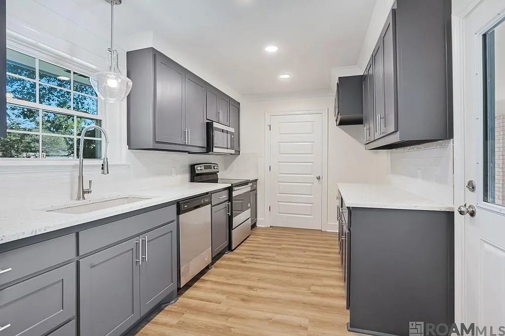 3 bed, 1308 sqft, $2,100 — Photo 2