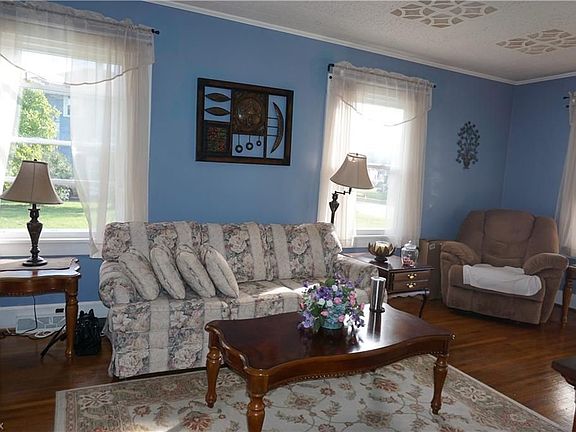 5th image of 2082 Blenheim Ave