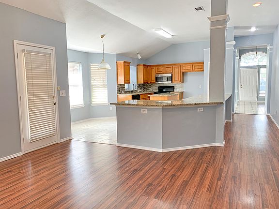 5th image of 10901 Pineview Ln