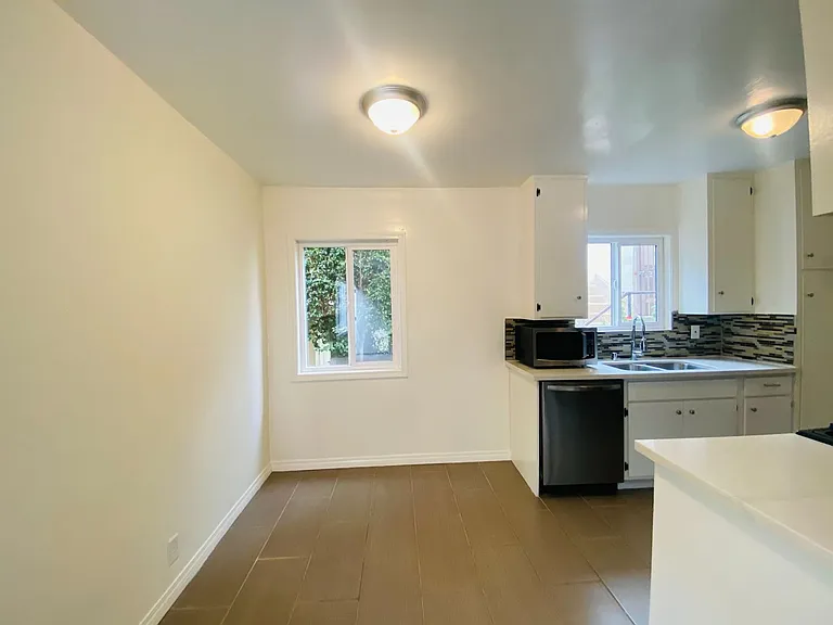 1319 Barry Apartments — Photo 2
