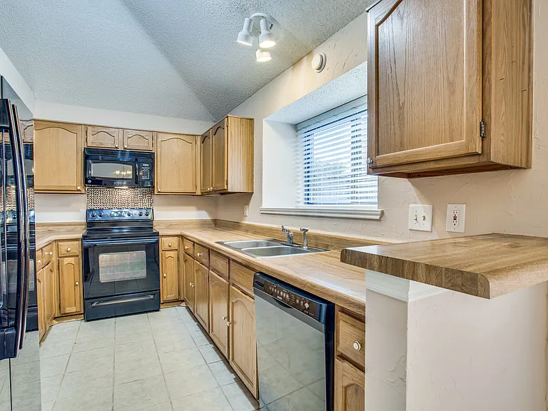 638 Plumlee Pl — Photo 6