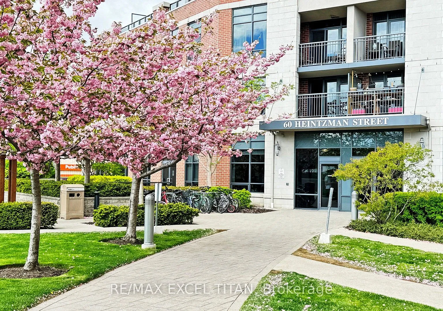 60 Heintzman St — Photo 2