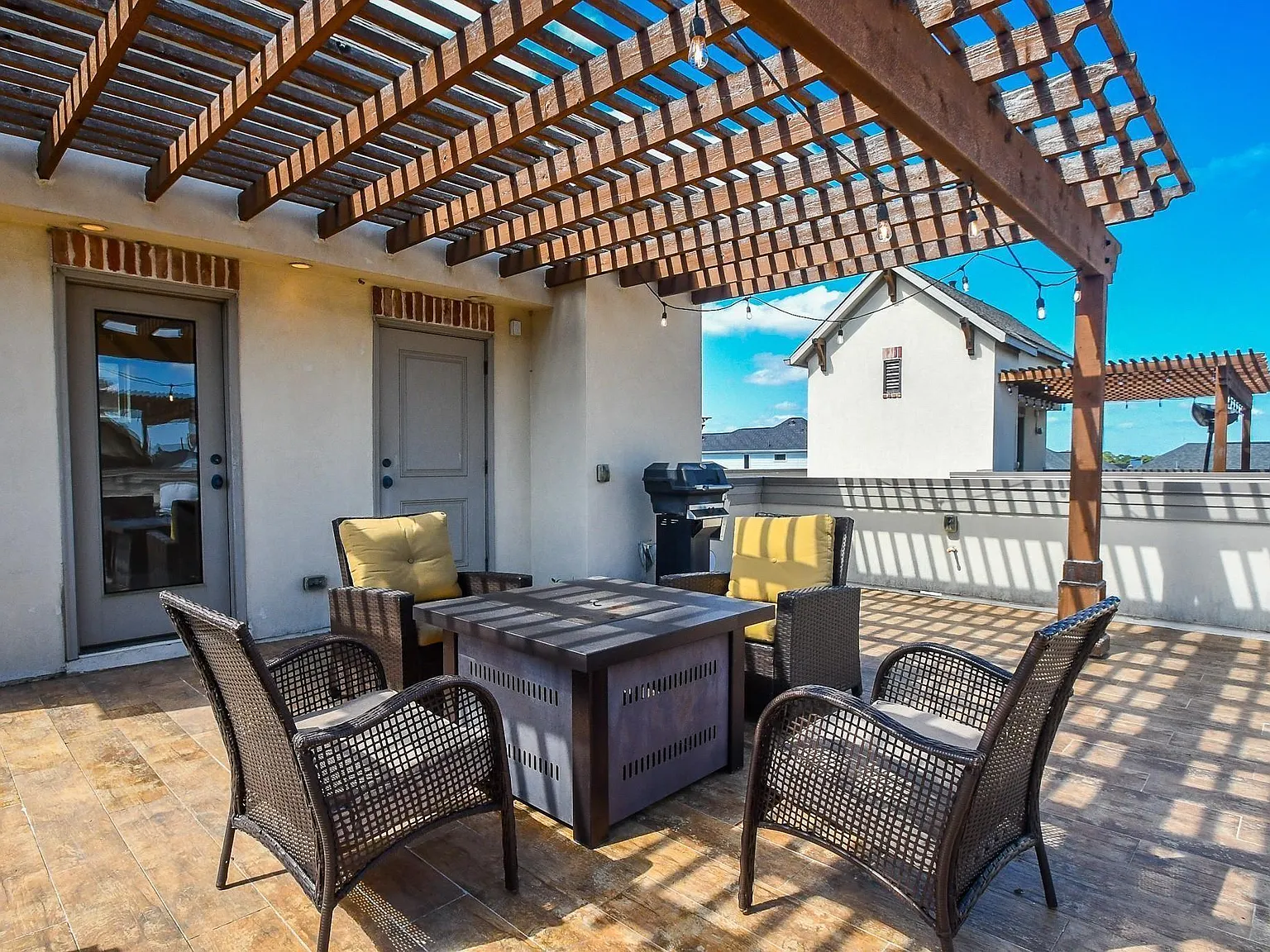 3 bed, 3.5 bath, 2494 sqft, $3,950 — Photo 3