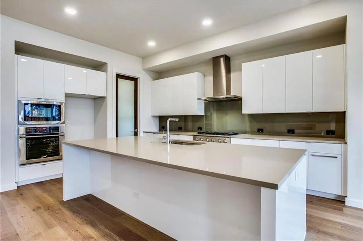 4 bed, 3721 sqft, $4,400 — Photo 3