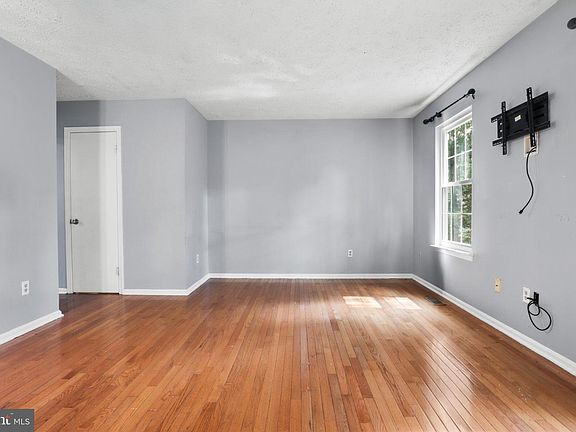 5th image of 4239 Drake Ct