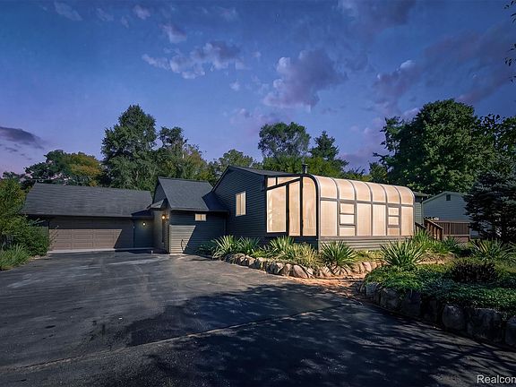 2nd image of 9376 Brucedale Dr