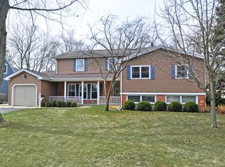 472 Pine Ct, Lake Bluff, IL 60044