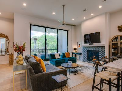 381 E Greenbriar Ln #902, Dallas, TX, 75203
