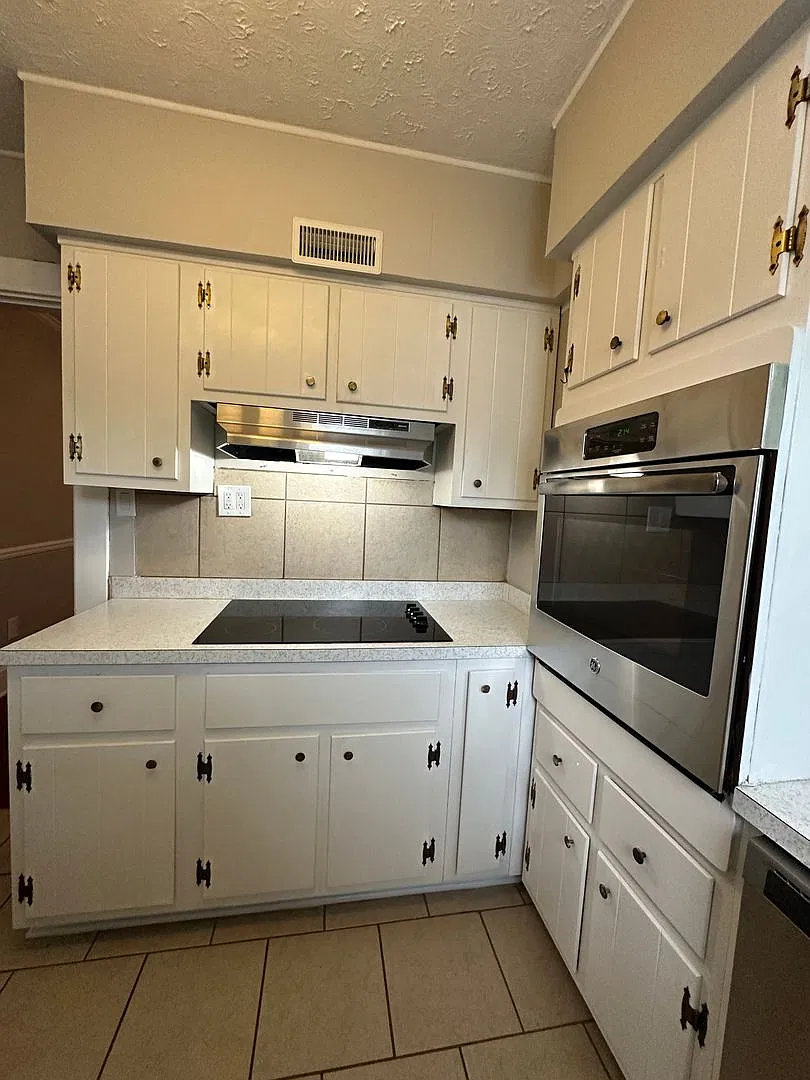 Coming Soon! Charming Brick Bungalow! Hw Floors, Near Downtown, Off-Street Parking — Photo 3
