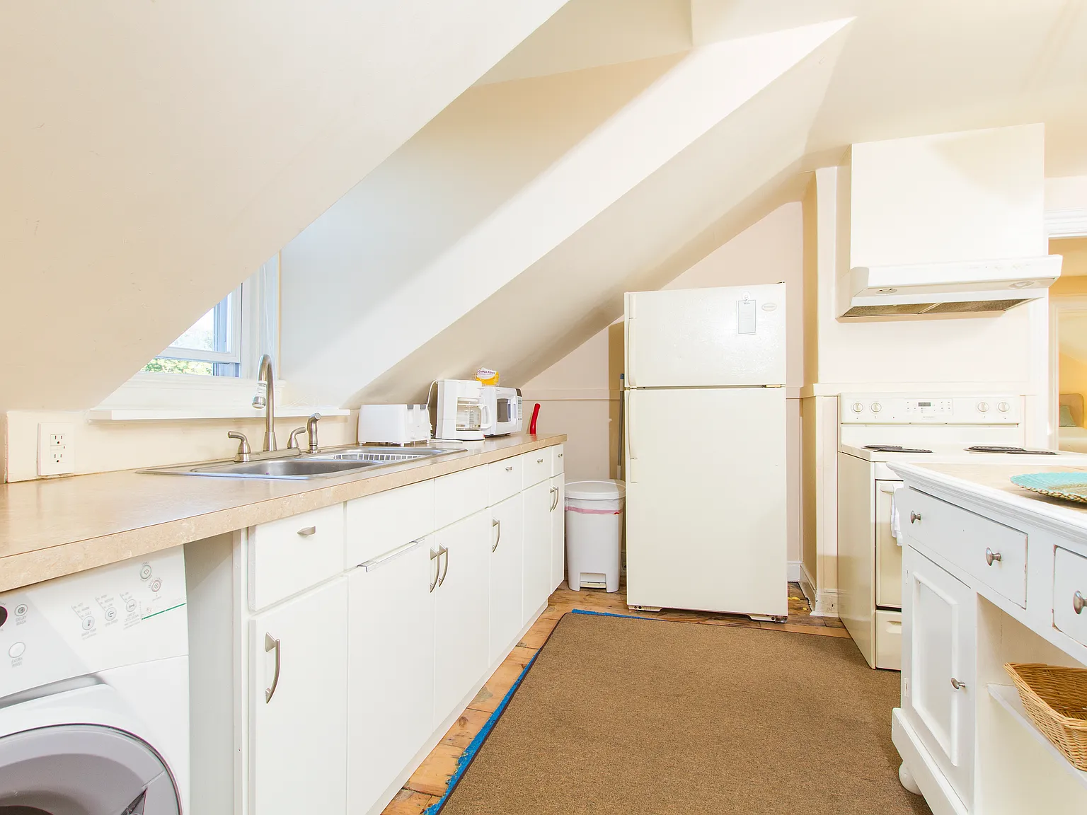 2 bed, 800 sqft, $3,000 — Photo 2