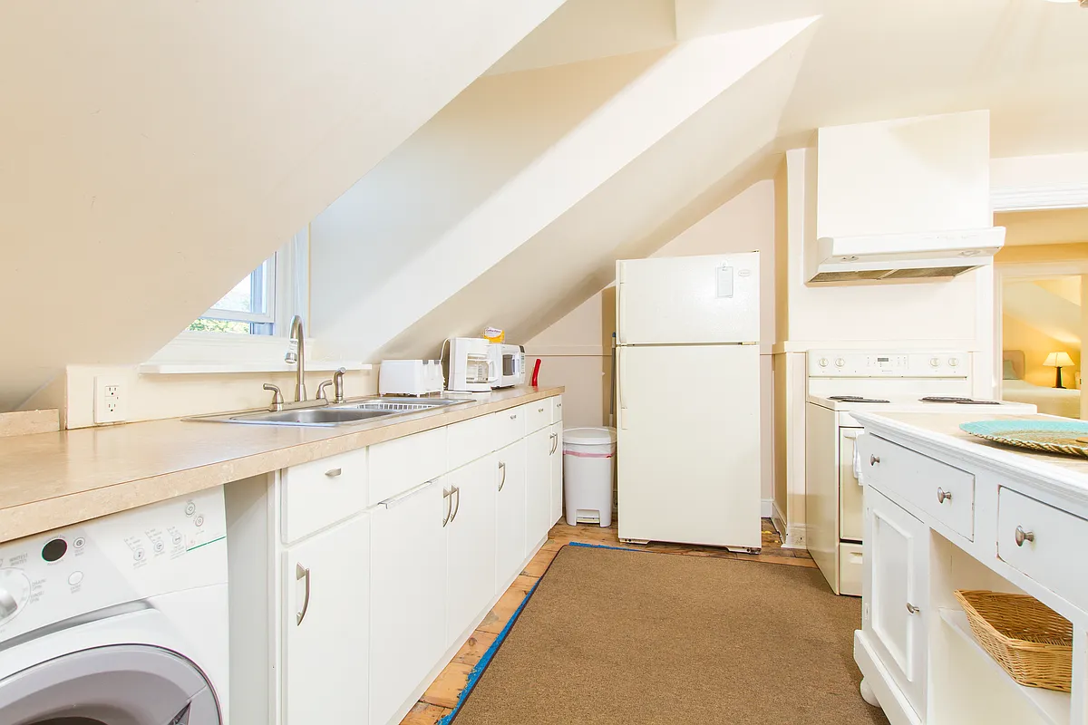 Building Photo - 95 Coggeshall Ave #444