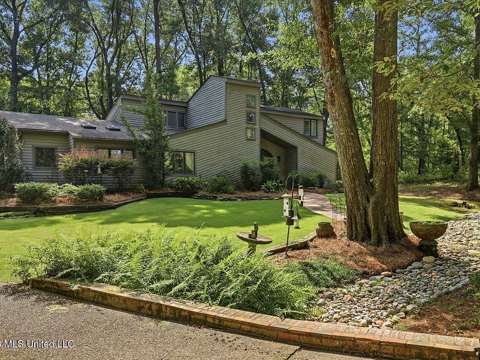 1st image of 13 Montgomery Ln