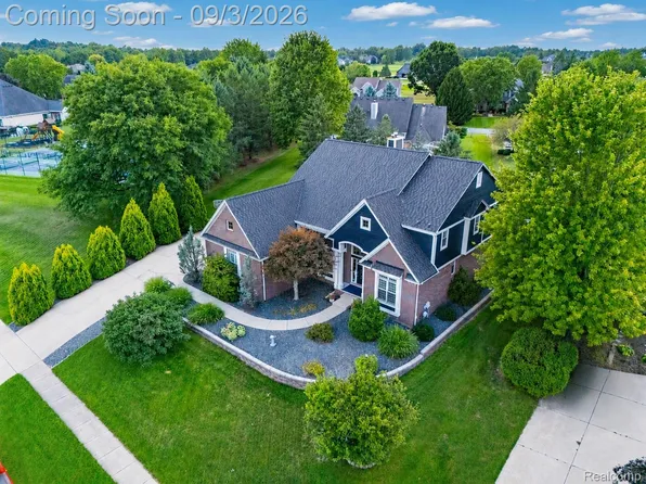 624 Nairn Cir, Highland, MI 48357
