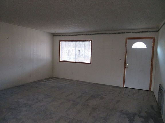 3rd image of 319 Evergreen Ln