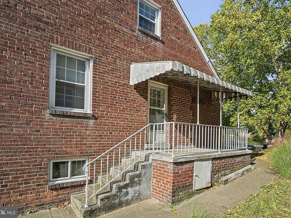 626 N George Mason Dr