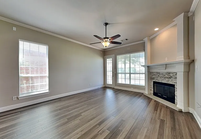 2120 Stone Creek Dr — Photo 2