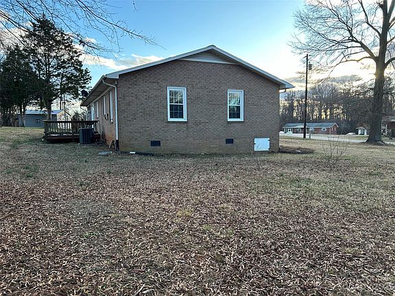 3rd image of 108 Hemingway Ln