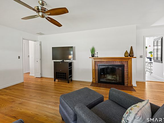 3rd image of 950 Peck Lane
