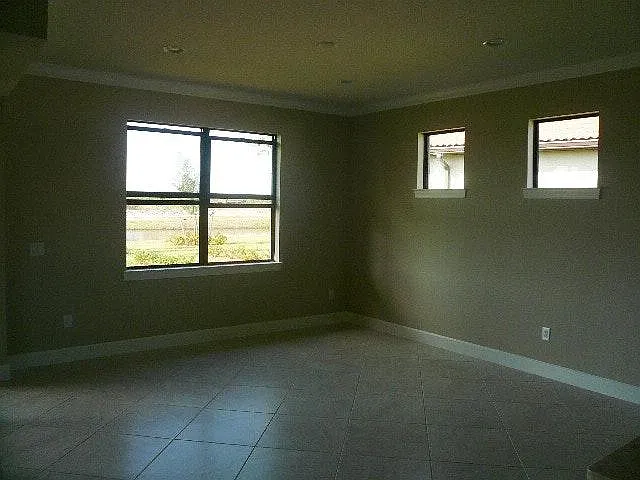 EAT - IN KITCHEN