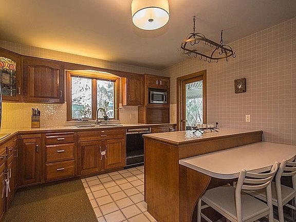 5th image of 244 Williams St