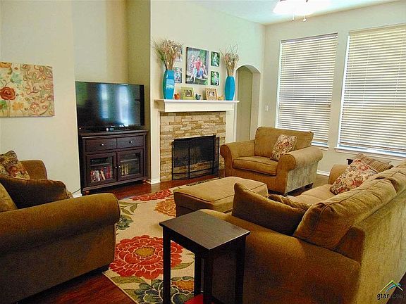 LR w fireplace