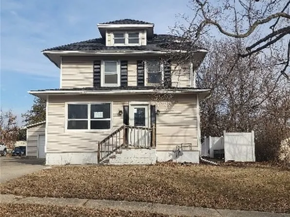 1112 16th St, Belle Plaine, IA 52208