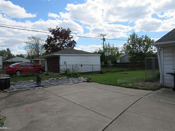 4th image of 25793 Wiseman St