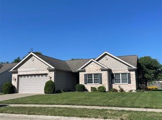 15 Stonefield Ln, Charleston, IL 61920