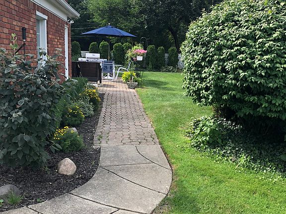 Entrance to the backyard 