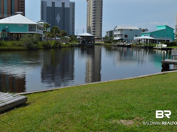 4th image of 220 Shoreland Cir