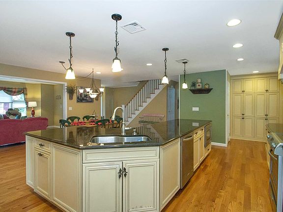 4th image of 8 Sterling Ct