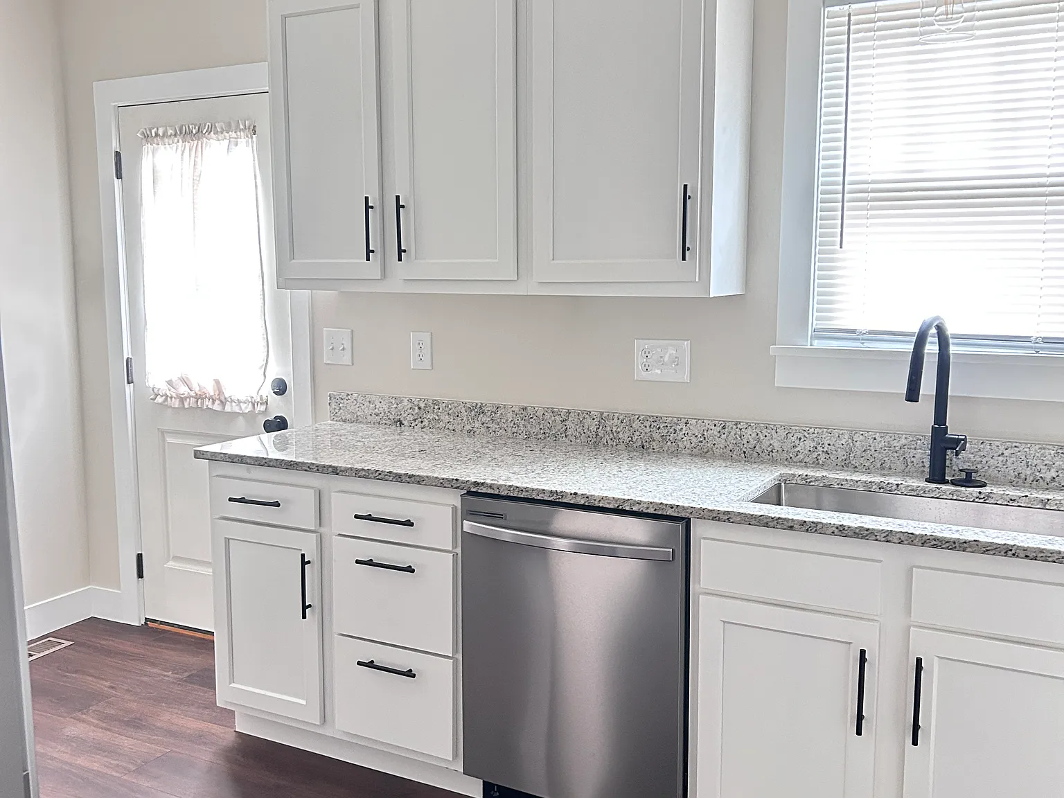 3 bed, 1120 sqft, $2,100 — Photo 3