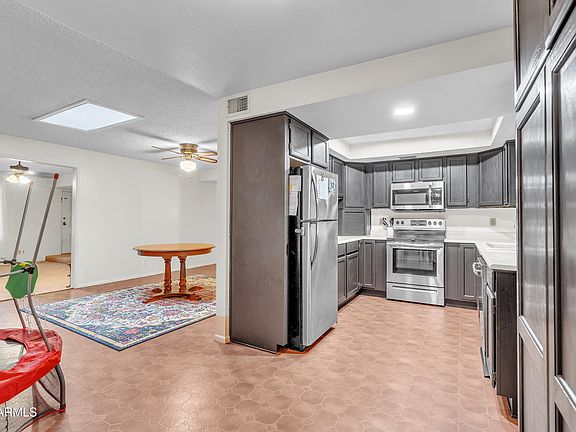 3rd image of 526 N HOBSON Plaza