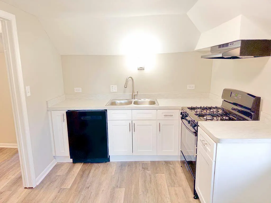 3 bed, 900 sqft, $1,775 — Photo 3