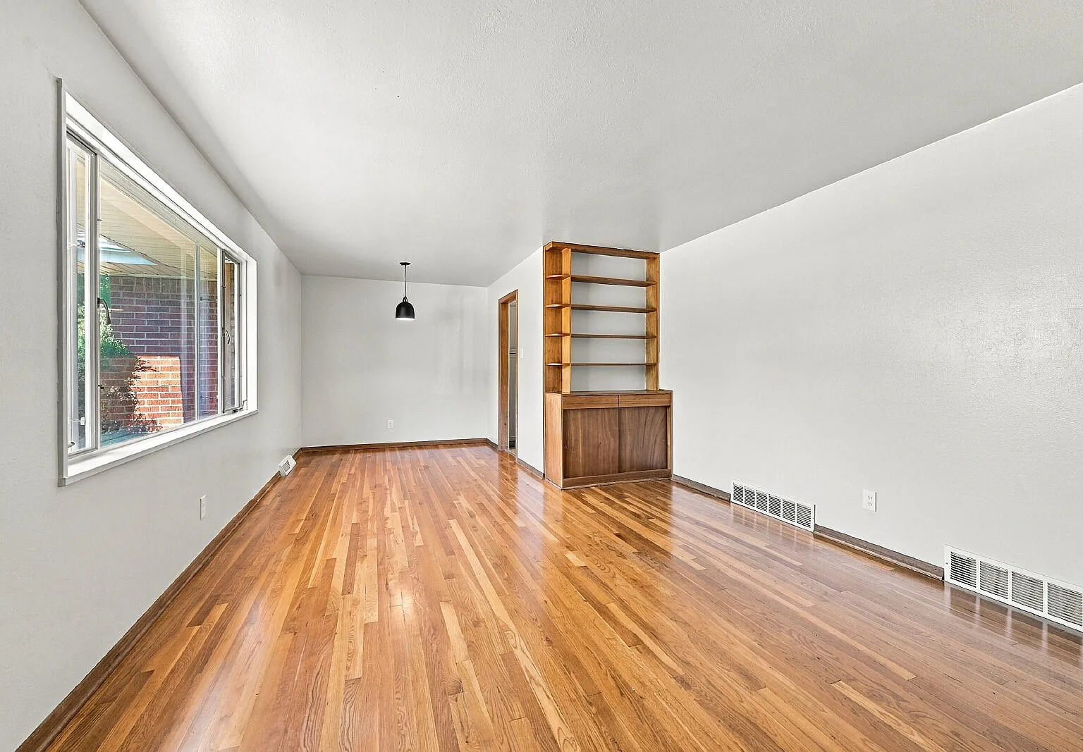4 bed, 2.0 bath, 1200 sqft, $2,430 — Photo 3