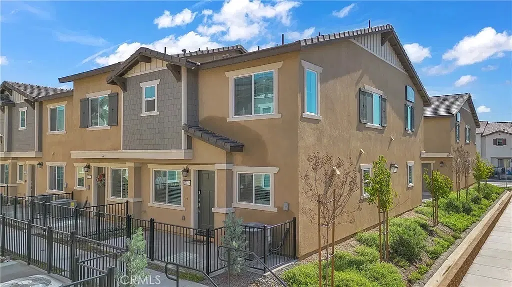 3 bed, 2.5 bath, 1337 sqft, $1,200 — Photo 1