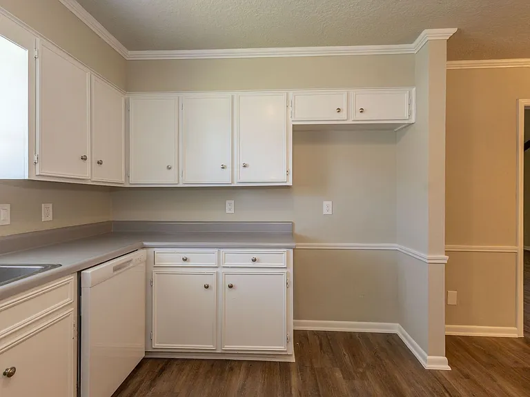 5810 Meadowview Rd — Photo 6