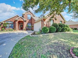 5920 Prairie View Ct, Grand Prairie, TX 75052