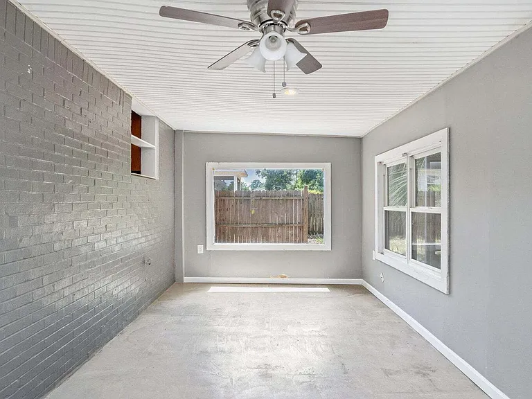 110 Green Dr — Photo 4