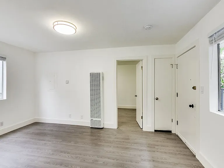 2240 Larkin — Photo 7