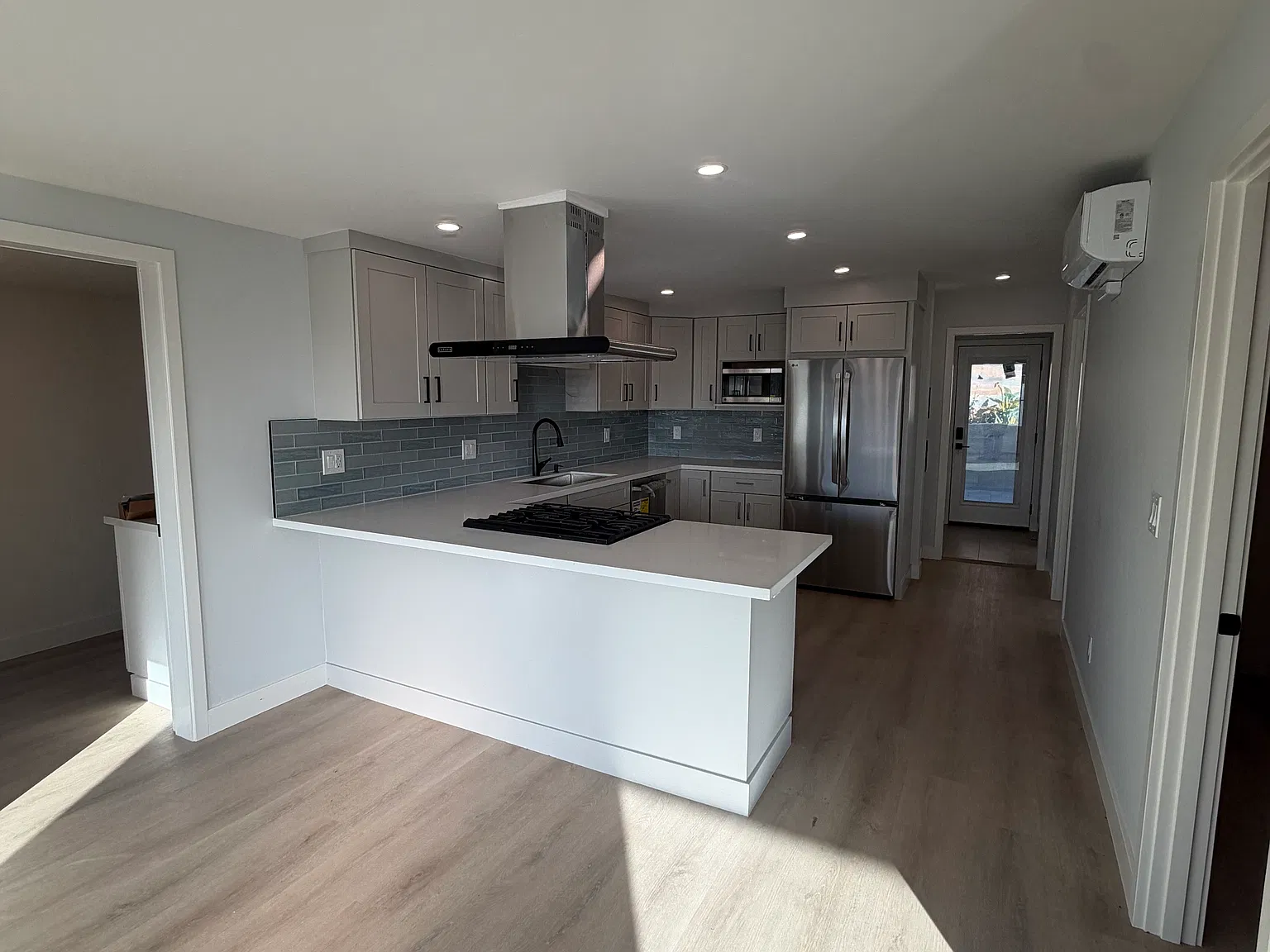 2 bed, 950 sqft, $4,000 — Photo 3