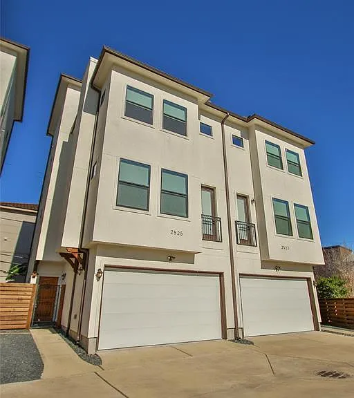 2529 Calumet St — Photo 8