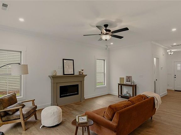 3rd image of 824 Vandar Dr