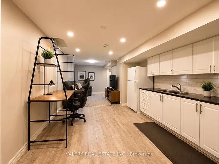 1141 Beaver Valley Cres #1 — Photo 3