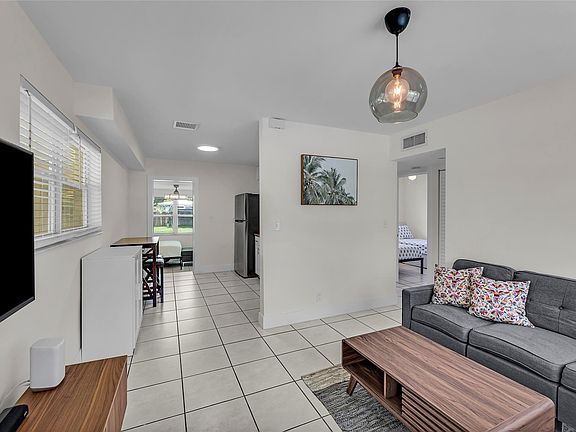 5th image of 1015 SW 21st Street