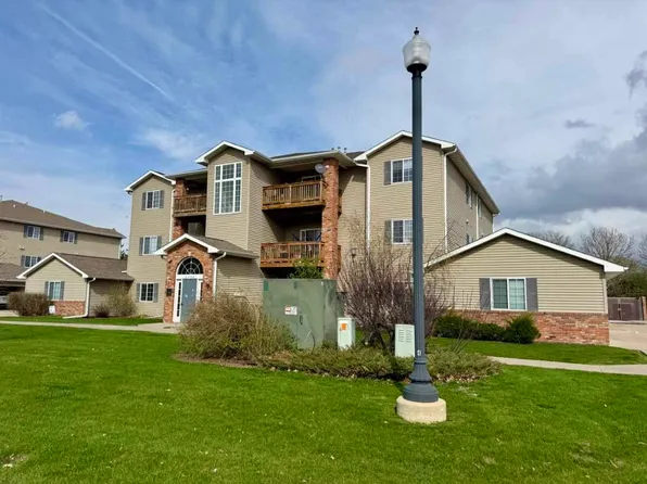 2706 Triple Crown Ln Unit 1, Iowa City, IA 52240