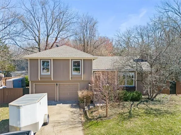 208 N Roosevelt St, Spring Hill, KS 66083