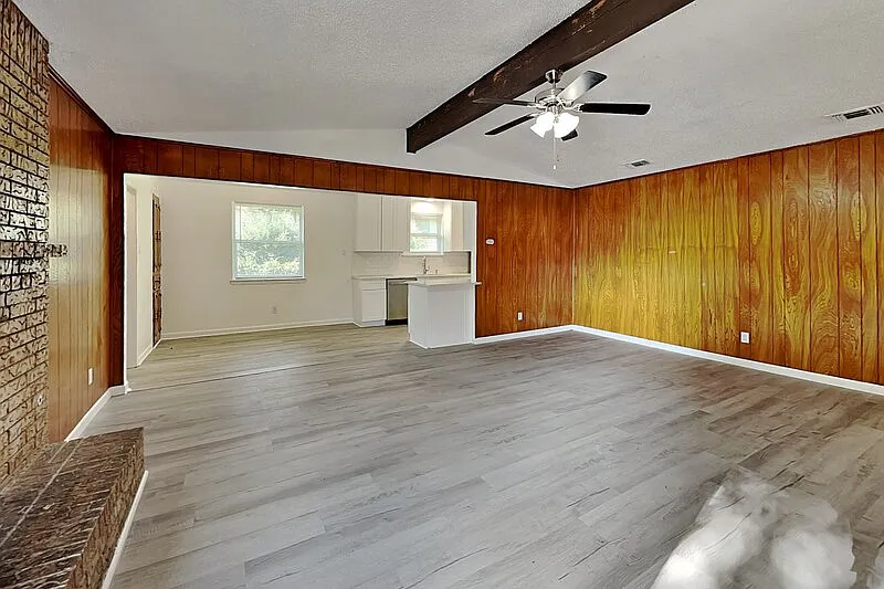 3 bed, 2.0 bath, 1690 sqft, $1,900 — Photo 2