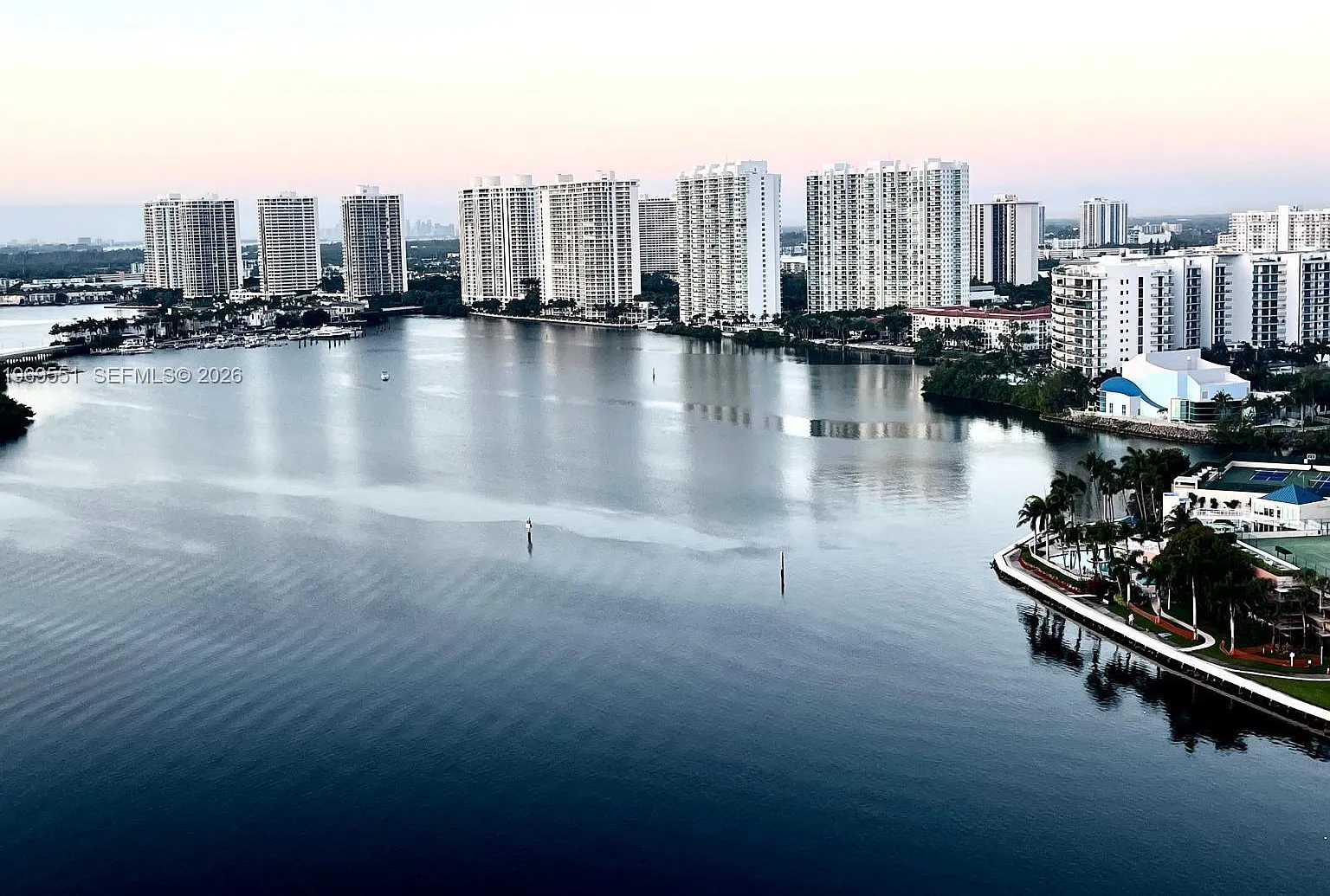 Mystic Pointe Tower 500 C — Photo 1