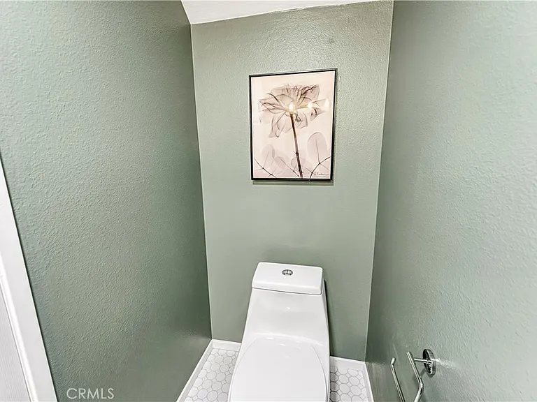 304 Birch Grv — Photo 16